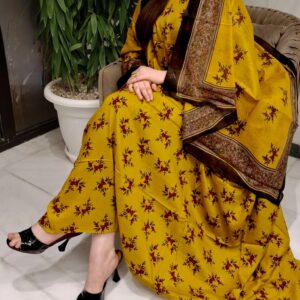 ثوب أصفر اللون مصنوع من القطن مع تصميم زهرة حمراء جميلة مطبوعة مع شيلة متناسقة مخيطة على الطراز الظفاري