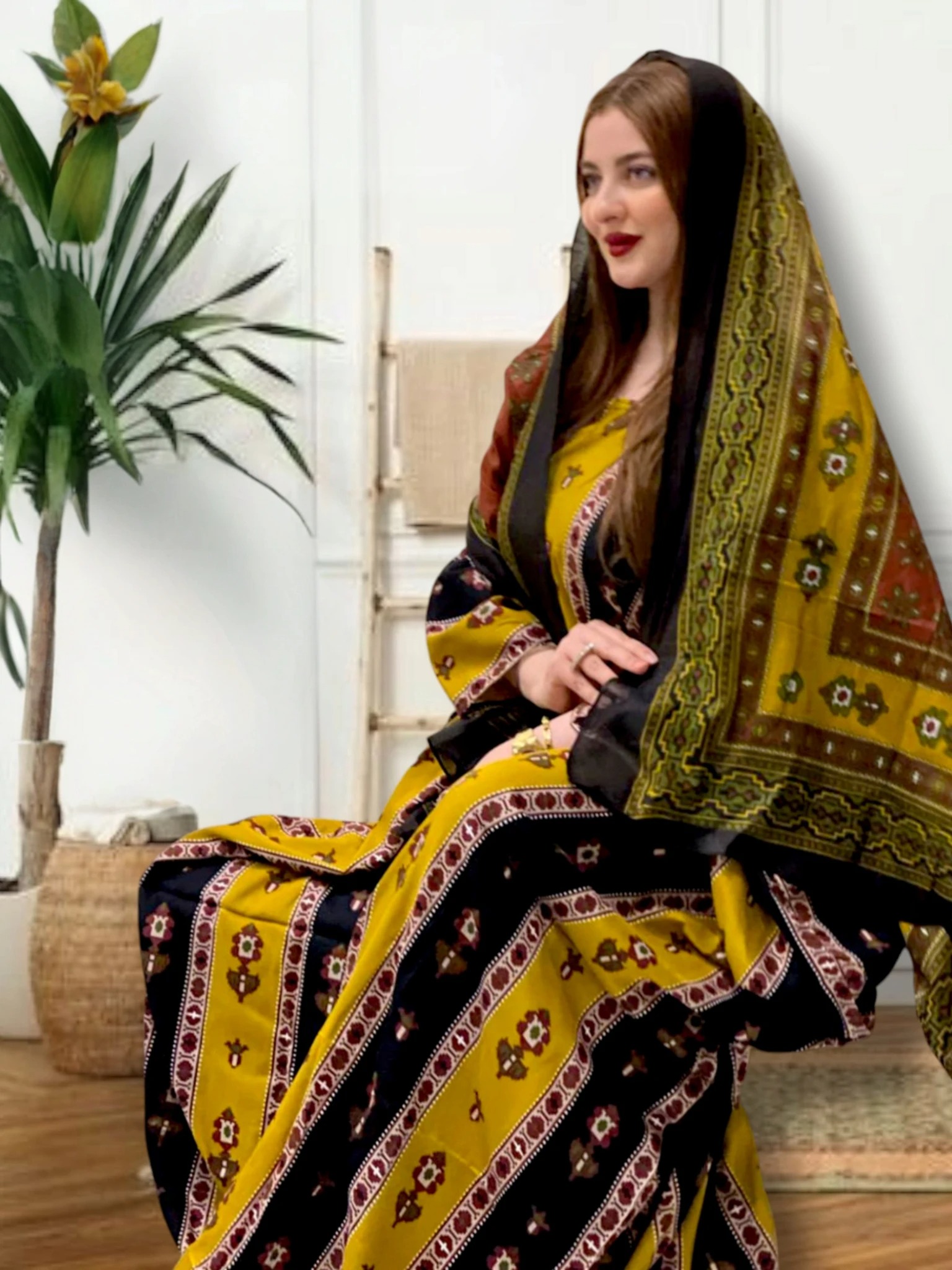 ثوب باللونين الأصفر والأسود مصنوع من القطن بتصميم جميل مع شيلة مطابقة مخيطة على الطراز الظفاري