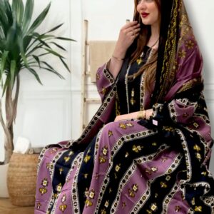 ثوب باللونين الوردي والأسود مصنوع من القطن بتصميم جميل مع شيلة مطابقة مخيطة على الطراز الظفاري