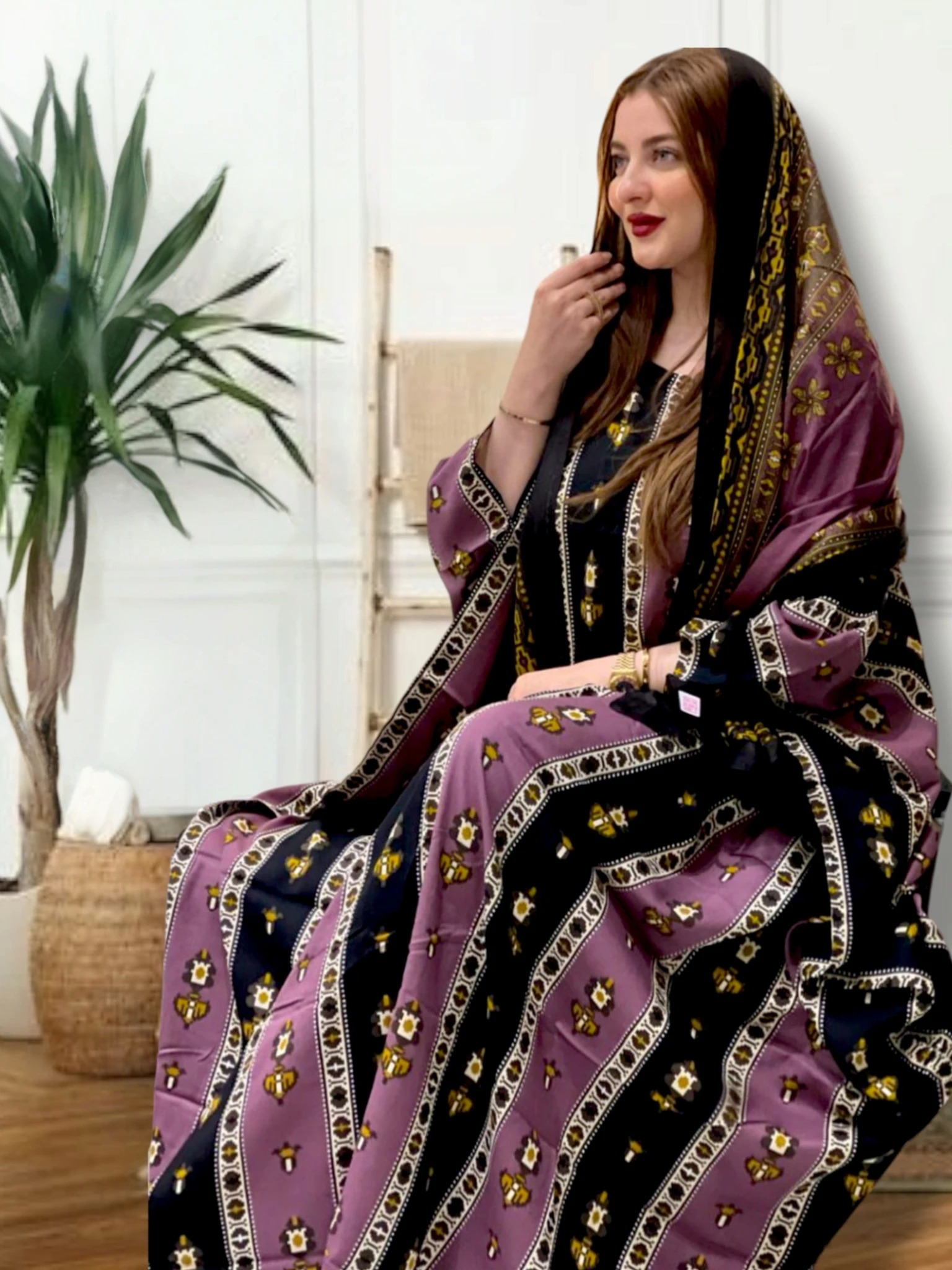 ثوب باللونين الوردي والأسود مصنوع من القطن بتصميم جميل مع شيلة مطابقة مخيطة على الطراز الظفاري