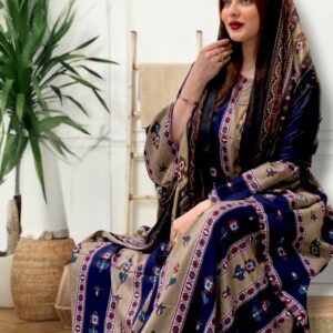 ثوب بلون بيج وأزرق مصنوع من القطن بتصميم جميل مع شيلة مطابقة مخيطة على الطراز الظفاري