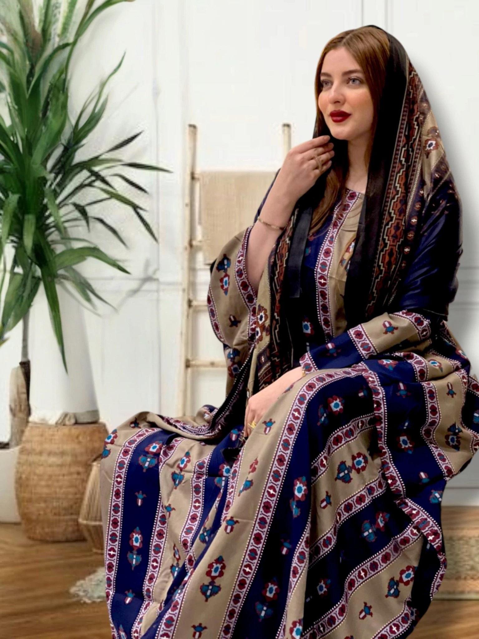 ثوب بلون بيج وأزرق مصنوع من القطن بتصميم جميل مع شيلة مطابقة مخيطة على الطراز الظفاري