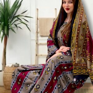 ثوب باللون البيج والأحمر مصنوع من القطن بتصميم جميل مع شيلة مطابقة مخيطة على الطراز الظفري