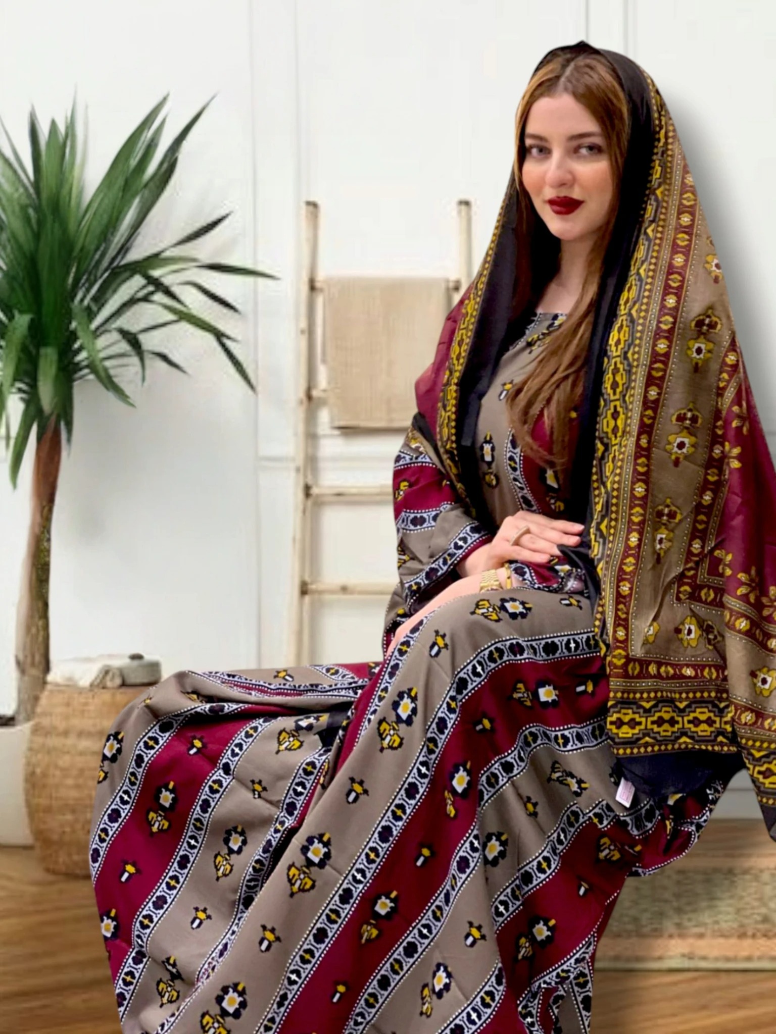 ثوب باللون البيج والأحمر مصنوع من القطن بتصميم جميل مع شيلة مطابقة مخيطة على الطراز الظفري