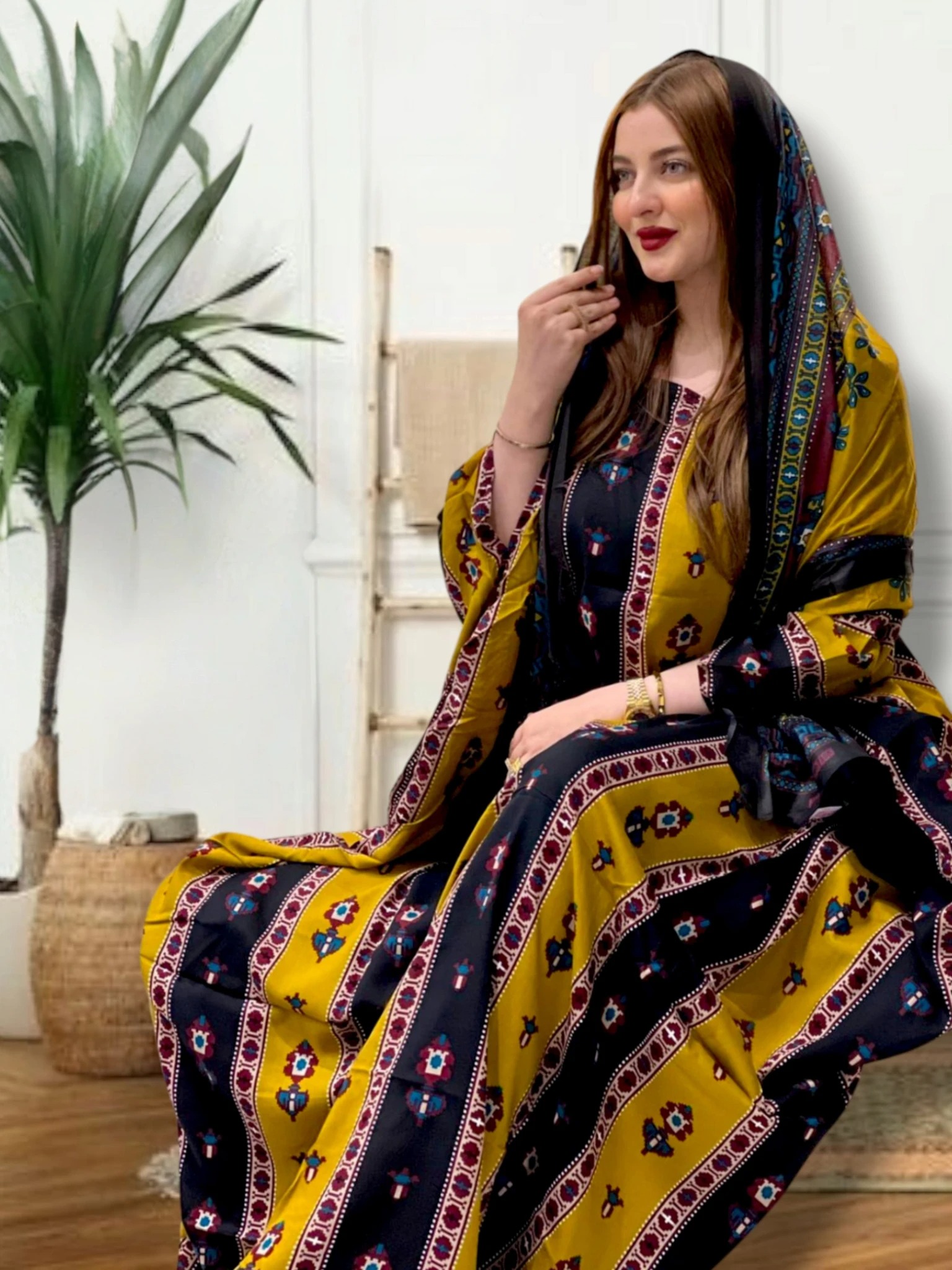 ثوب باللونين الأصفر والأسود مصنوع من القطن بتصميم جميل مع شيلة مطابقة مخيطة على الطراز الظفاري