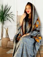 ثوب رمادي اللون مصنوع من القطن بتصميم جميل مطبوع مع شيلة متناسقة مخيطة على الطراز الظفاري