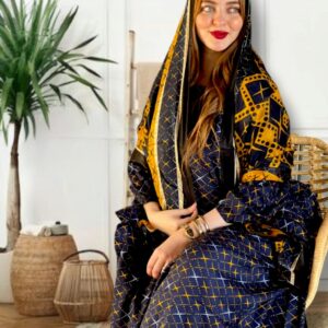 ثوب أزرق اللون مصنوع من القطن بتصميم جميل مطبوع مع شيلة متناسقة مخيطة على الطراز الظفاري