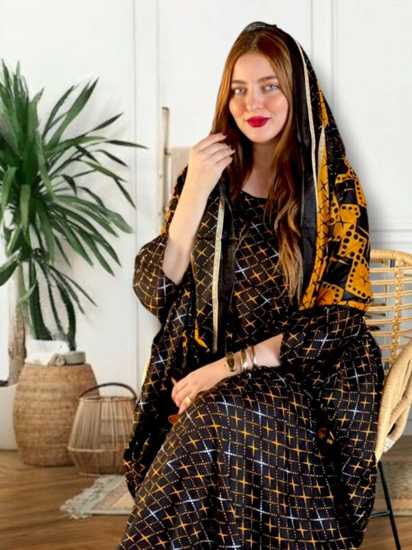 ثوب أسود اللون مصنوع من القطن بتصميم جميل مطبوع عليه شيلة متناسقة مخيطة على الطراز الظفاري