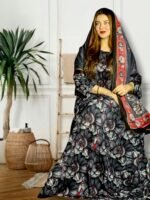 ثوب رمادي اللون مصنوع من القطن بتصميم زهور جميل للغاية مطبوع عليه شيلة متناسقة مخيطة على الطراز الظفاري