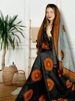 ثوب أسود اللون مصنوع من القطن بتصميم زهور جميلة مطبوع عليه شيلة متناسقة مخيطة على الطراز الظفاري