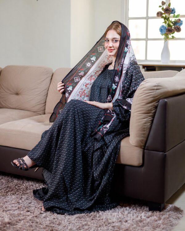 ثوب أسود اللون مصنوع من القطن مع تصميم زهرة خضراء صغيرة جميلة جدًا مطبوعة مع شيلة متناسقة مخيطة على الطراز الظفاري