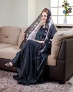 ثوب أسود اللون مصنوع من القطن مع تصميم زهرة خضراء صغيرة جميلة جدًا مطبوعة مع شيلة متناسقة مخيطة على الطراز الظفاري