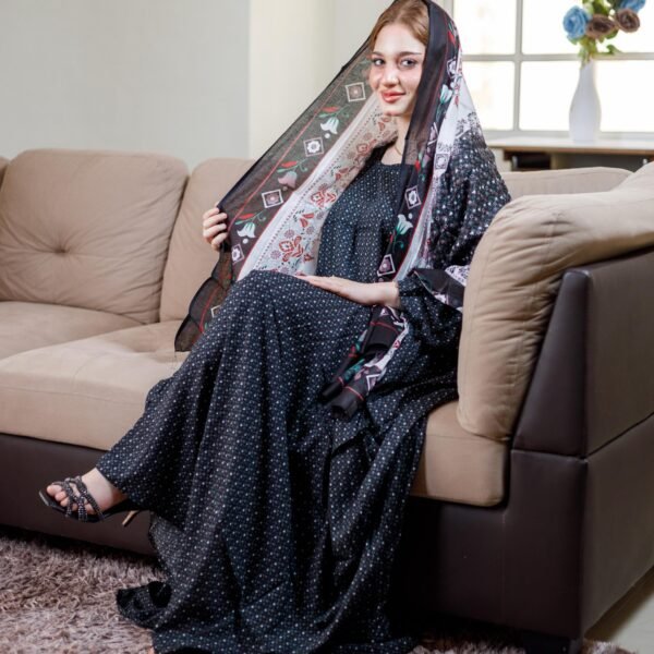 ثوب أسود اللون مصنوع من القطن مع تصميم زهرة خضراء صغيرة جميلة جدًا مطبوعة مع شيلة متناسقة مخيطة على الطراز الظفاري