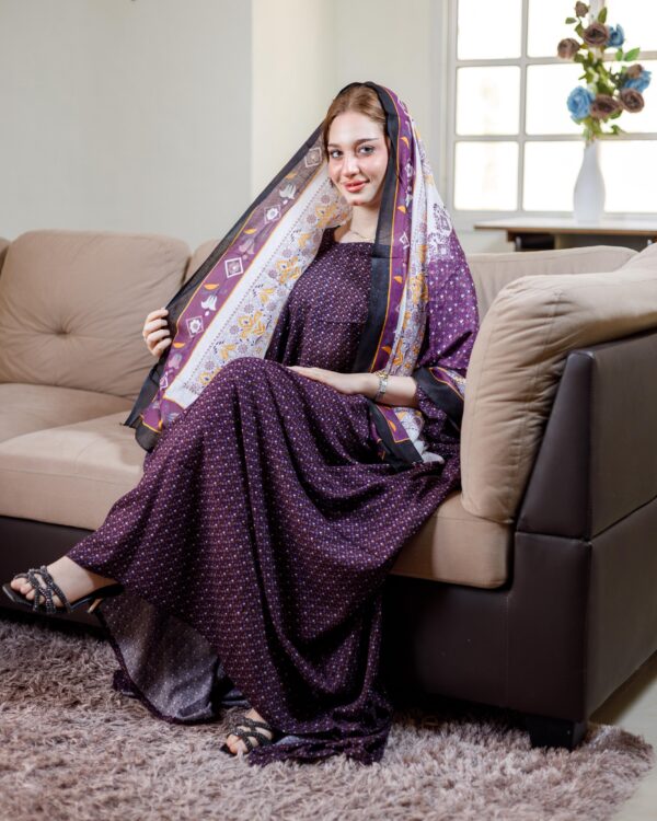 ثوب باللون الأرجواني مصنوع من القطن مع تصميم زهرة صغيرة جميلة جدًا مطبوعة مع شيلة متناسقة مخيطة على الطراز الظفاري