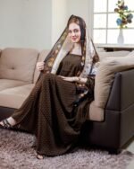 ثوب بني اللون مصنوع من القطن مع تصميم زهرة صغيرة جميلة جدًا مطبوعة مع شيل متناسق مخيط على الطراز الظفاري