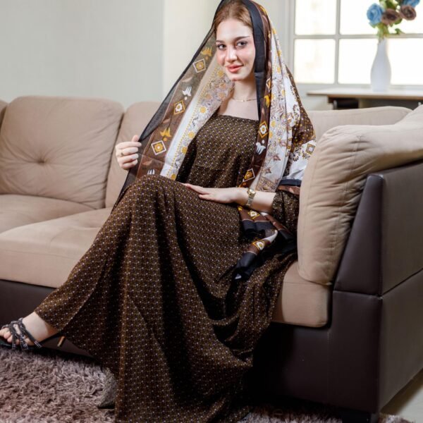 ثوب بني اللون مصنوع من القطن مع تصميم زهرة صغيرة جميلة جدًا مطبوعة مع شيل متناسق مخيط على الطراز الظفاري