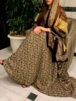 ثوب بني اللون مصنوع من القطن مع تصميم زهرة صغيرة جميلة جدًا مطبوعة مع شيل متناسق مخيط على الطراز الظفاري