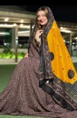 ثوب بلون العنابي مصنوع من القطن بتصميم زهور جميل للغاية مطبوع عليه شيلة متناسقة مخيطة على الطراز الظفاري