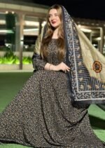 ثوب أسود اللون مصنوع من القطن بتصميم زهور جميل للغاية مطبوع عليه شيلة متناسقة مخيطة على الطراز الظفاري