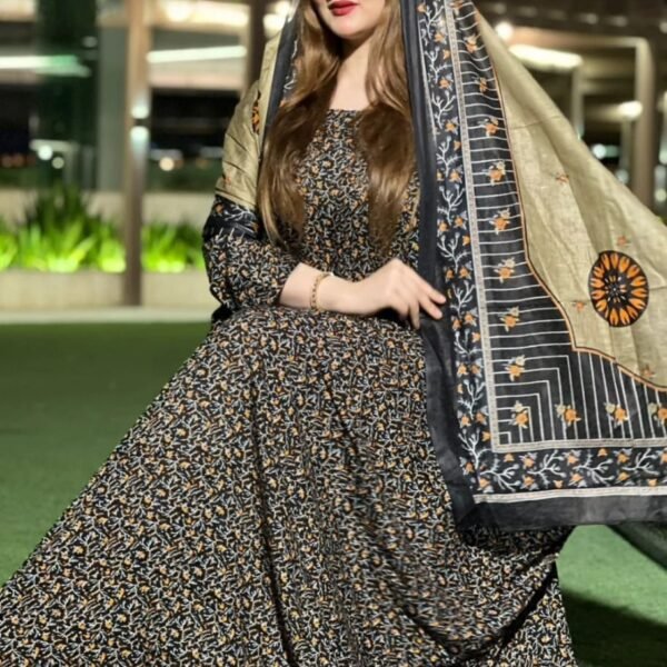 ثوب أسود اللون مصنوع من القطن بتصميم زهور جميل للغاية مطبوع عليه شيلة متناسقة مخيطة على الطراز الظفاري