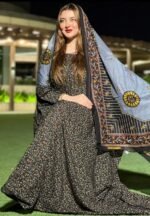 ثوب أسود اللون مصنوع من القطن بتصميم زهور جميل للغاية مطبوع عليه شيلة متناسقة مخيطة على الطراز الظفاري