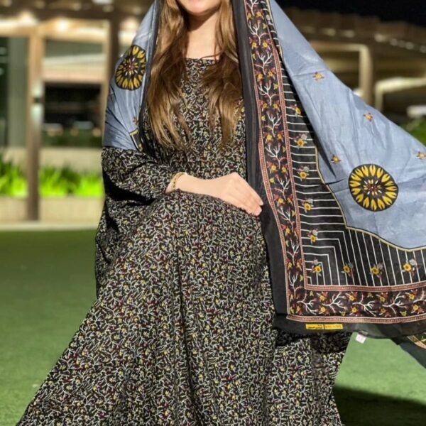 ثوب أسود اللون مصنوع من القطن بتصميم زهور جميل للغاية مطبوع عليه شيلة متناسقة مخيطة على الطراز الظفاري