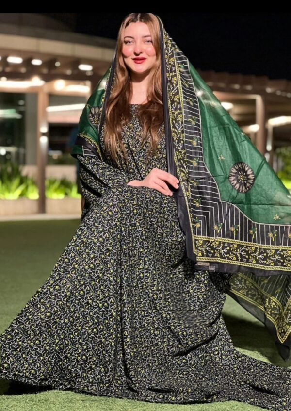 ثوب أسود اللون مصنوع من القطن بتصميم زهور جميل للغاية مطبوع عليه شيلة متناسقة مخيطة على الطراز الظفاري