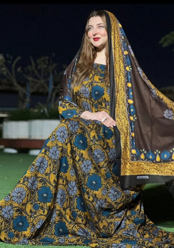 فستان باللون الأصفر مصنوع من القطن مع تصميم زهور زرقاء ورمادية جميلة جدًا مطبوعة مع شيل مخيط على طراز دهوري