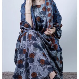 ثوب أزرق اللون مصنوع من القطن بتصميم زهور مطبوع عليه شيلة متناسقة مخيطة على الطراز الظفاري