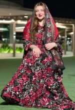 ثوب أحمر اللون مصنوع من القطن بتصميم جميل مطبوع عليه شيلة متناسقة مخيطة على الطراز الظفاري