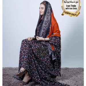 ثوب إيراني أسود اللون مصنوع من القطن مع تصميم زهرة حمراء صغيرة جميلة مطبوعة مع شيلة متناسقة مخيطة على الطراز الظفاري