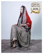 ثوب إيراني أخضر اللون مصنوع من القطن مع تصميم زهرة حمراء صغيرة جميلة مطبوعة مع شيلة متناسقة مخيطة على الطراز الظفاري
