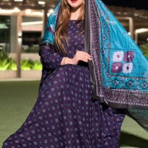 ثوب أزرق اللون مصنوع من القطن بتصميم جميل مطبوع مع شيلة متناسقة مخيطة على الطراز الظفاري