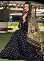 ثوب أزرق اللون مصنوع من القطن بتصميم جميل مطبوع مع شيلة متناسقة مخيطة على الطراز الظفاري