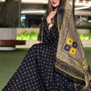 ثوب أزرق اللون مصنوع من القطن بتصميم جميل مطبوع مع شيلة متناسقة مخيطة على الطراز الظفاري