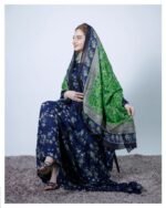 ثوب أزرق اللون مصنوع من القطن بتصميم جميل مطبوع مع شيلة متناسقة مخيطة على الطراز الظفاري