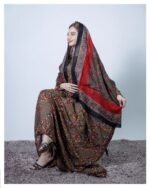 ثوب بني اللون مصنوع من القطن بتصميم جميل مطبوع عليه شيلة متناسقة مخيطة على الطراز الظفاري