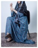 ثوب أزرق سماوي مصنوع من القطن بتصميم جميل مطبوع مع شيلة متناسقة مخيطة على الطراز الظفاري