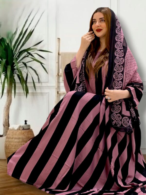 ثوب باللونين الوردي والأسود مصنوع من القطن مع شيلة متناسقة مخيطة على الطراز الظفاري