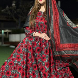 ثوب أخضر اللون مصنوع من القطن مع تصميم زهرة حمراء مطبوع عليه شيلة متناسقة مخيطة على الطراز الظفاري