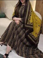 ثوب متعدد الألوان مصنوع من القطن بتصميم جميل مطبوع مع شيلة متناسقة مخيطة على الطراز الظفاري