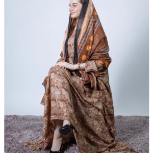 ثوب بني اللون مصنوع من القطن بتصميم جميل مطبوع عليه شيلة متناسقة مخيطة على الطراز الظفاري