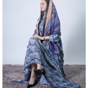 ثوب أزرق سماوي مصنوع من القطن بتصميم جميل مطبوع مع شيلة متناسقة مخيطة على الطراز الظفاري