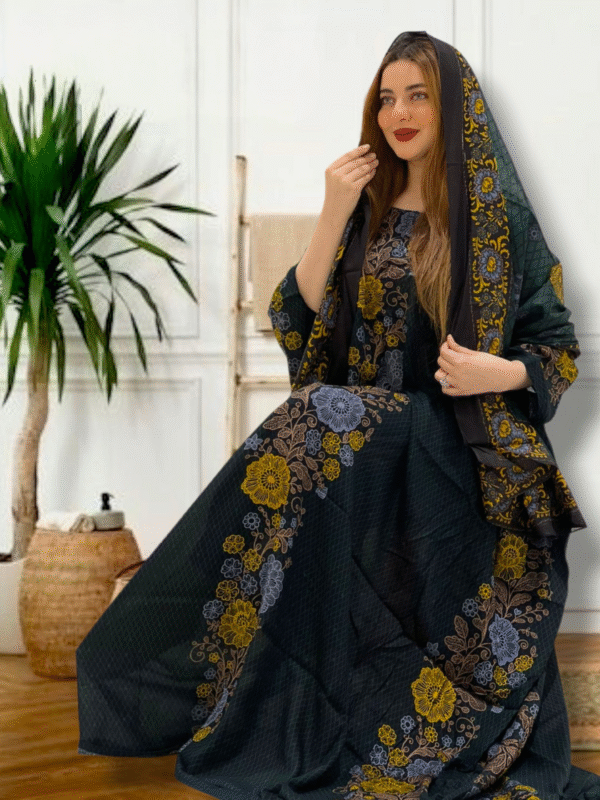 ثوب أخضر اللون مصنوع من القطن بتصميم زهور جميلة مطبوع عليه شيلة متناسقة مخيطة على الطراز الظفاري