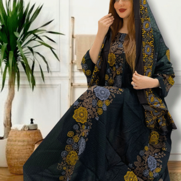 ثوب أخضر اللون مصنوع من القطن بتصميم زهور جميلة مطبوع عليه شيلة متناسقة مخيطة على الطراز الظفاري