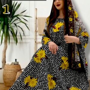 ثوب بني غامق اللون مصنوع من القطن مع تصميم زهرة باللون الأصفر مطبوع عليه شيلة متناسقة مخيطة على الطراز الظفاري