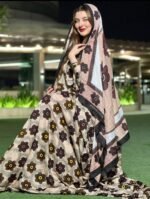 ثوب بلون البيج مصنوع من القطن بتصميم زهور جميلة مطبوع عليه شيلة متناسقة مخيطة على الطراز الظفاري