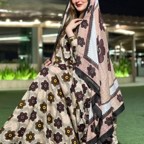 ثوب بلون البيج مصنوع من القطن بتصميم زهور جميلة مطبوع عليه شيلة متناسقة مخيطة على الطراز الظفاري