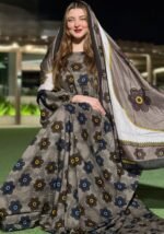 ثوب رمادي اللون مصنوع من القطن بتصميم زهور جميلة مطبوع عليه شيلة متناسقة مخيطة على الطراز الظفاري