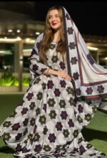 ثوب أبيض اللون مصنوع من القطن بتصميم زهور جميلة مطبوع عليه شيلة متناسقة مخيطة على الطراز الظفاري